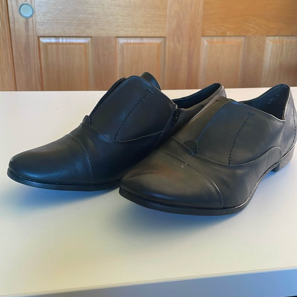 Brand Bare Traps Brand new never worn Size 9M Black